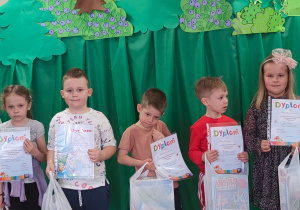 Dzieci odebrały dyplomy i prezenty za swoje prace w konkursie wewnątrzprzedszkolnym.